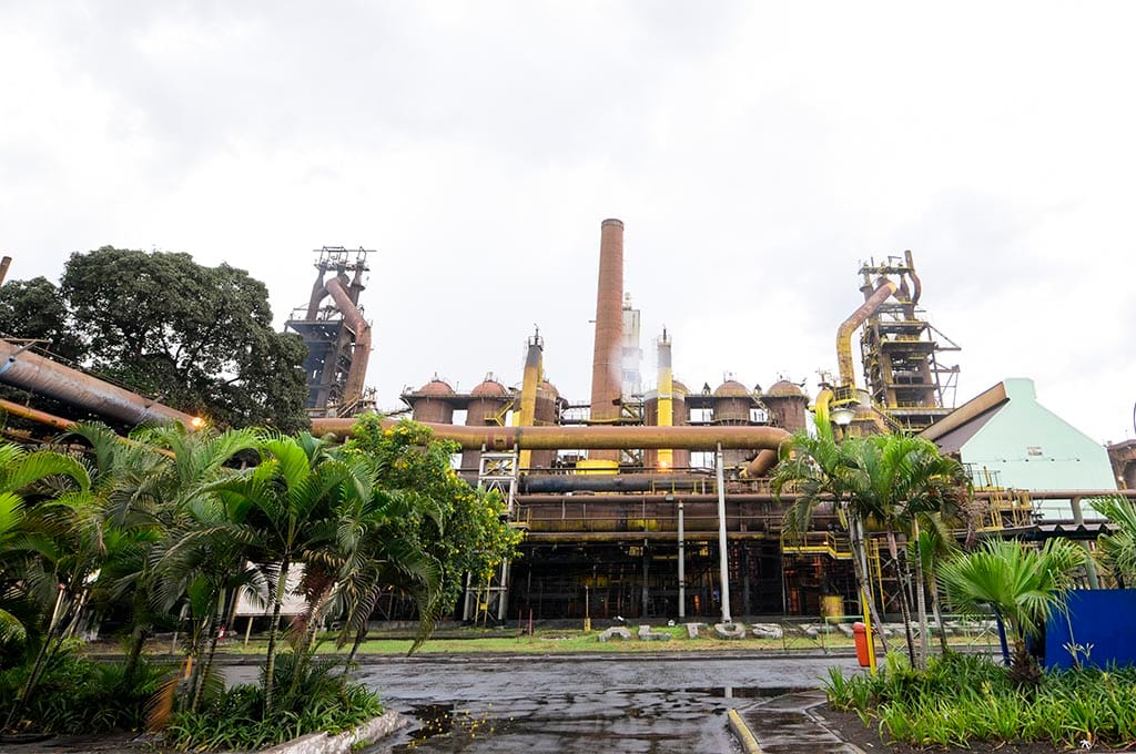 Usiminas reativa Alto-Forno 1 e retoma atividades suspensas