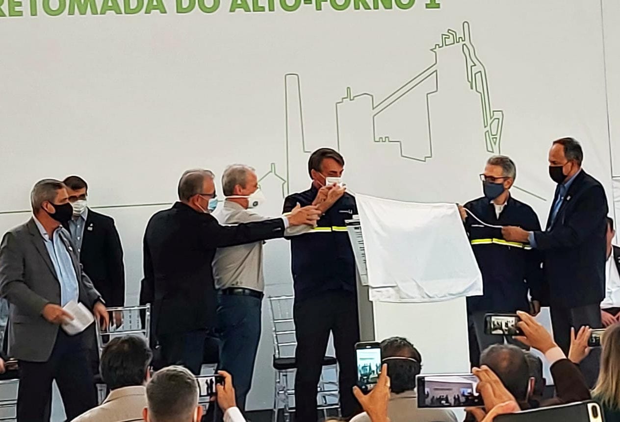 Bolsonaro participa do reacendimento do Alto-Forno 1 da Usiminas