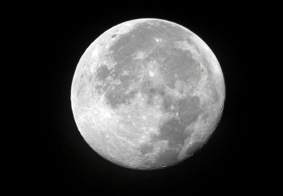 Nasa anuncia descoberta de água na superfície da Lua