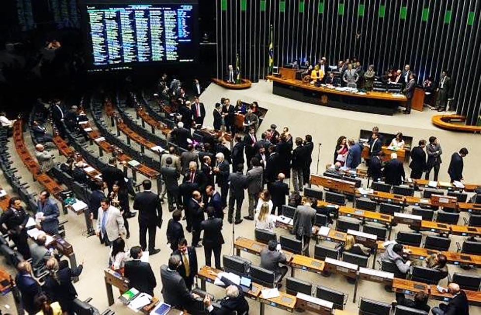Deputado quer isentar de crime político quem distribuir bens durante calamidade