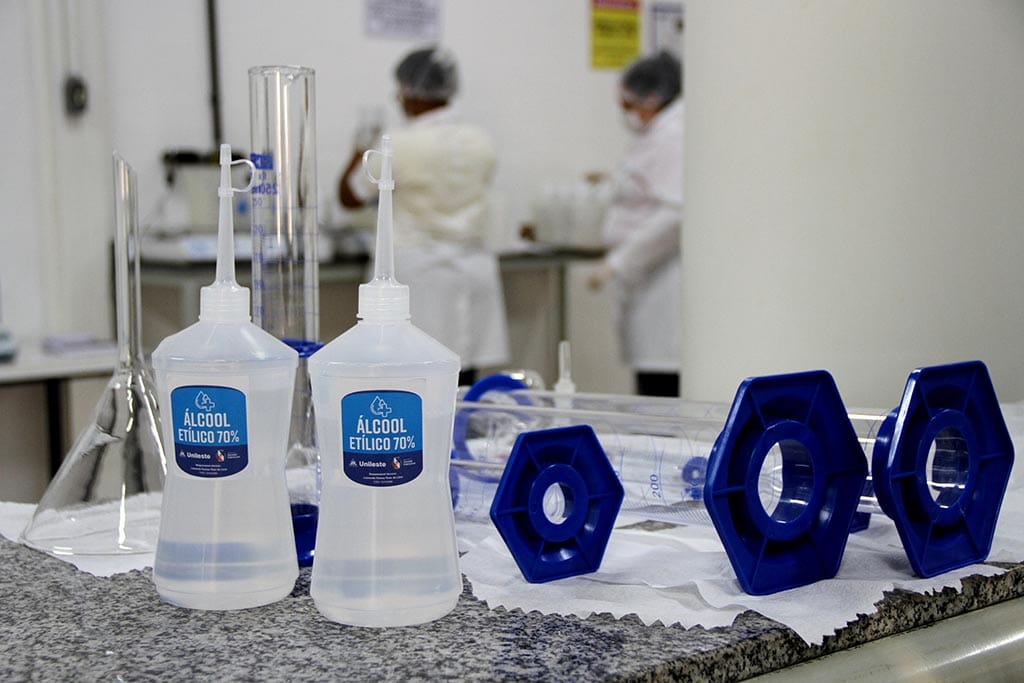 Unileste produz álcool 70% em parceria com a Secretaria de Saúde de Fabriciano