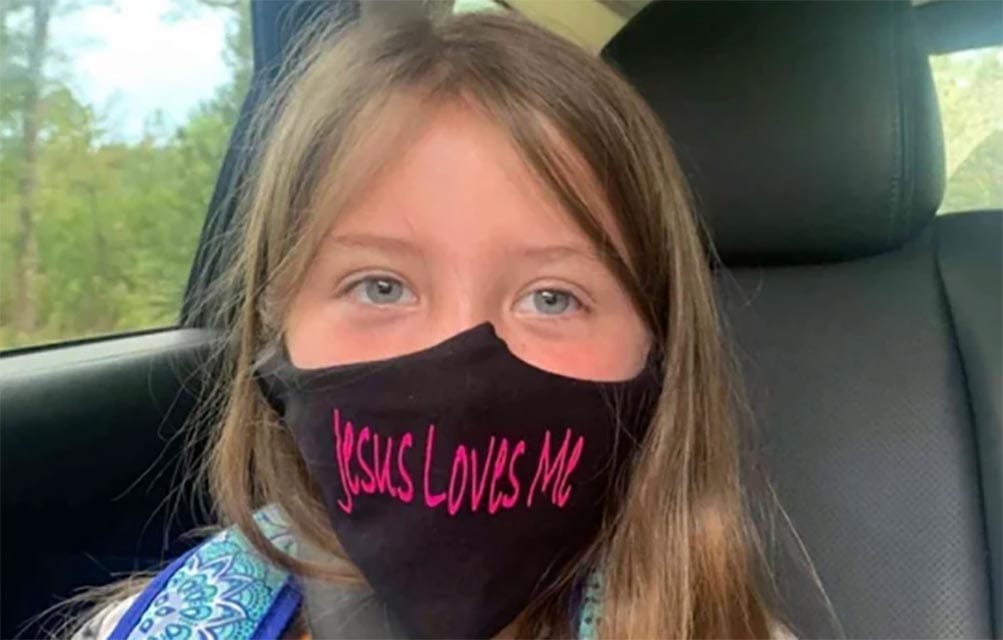 Aluna usa máscara com frase “Jesus me ama” e é barrada em escola