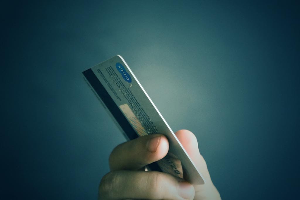 Especialistas alertam sobre saques em cartões de crédito consignados