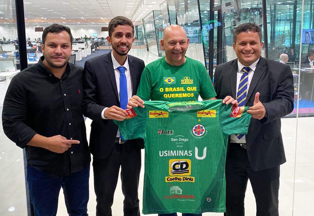 Gustavo Nunes é recebido pelo empresário Luciano Hang