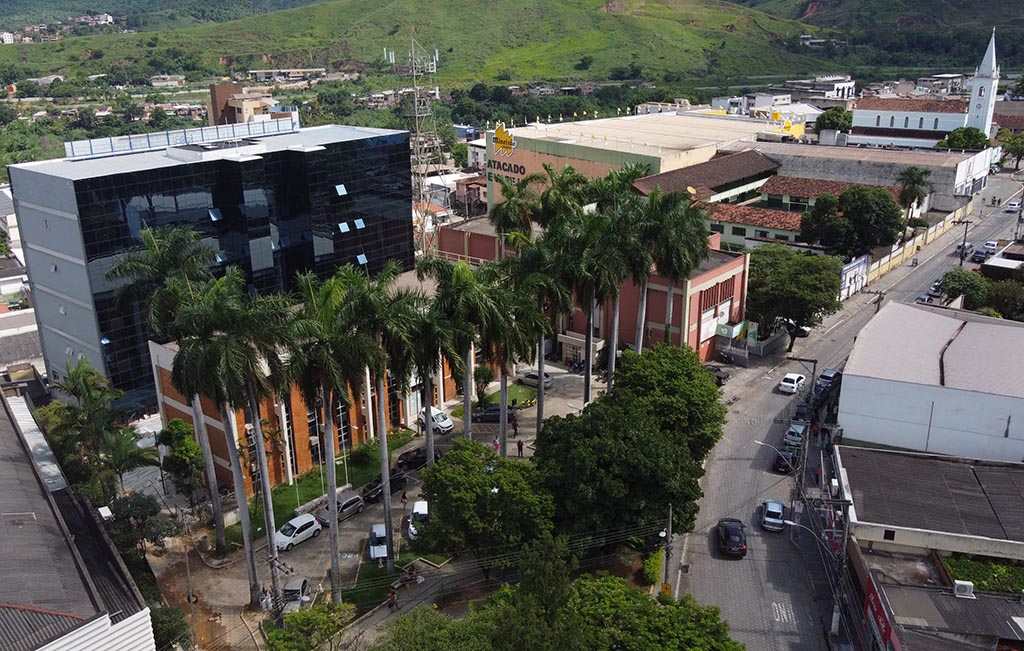 Fabriciano antecipa salário de dezembro e presenteia servidores com kits natalinos
