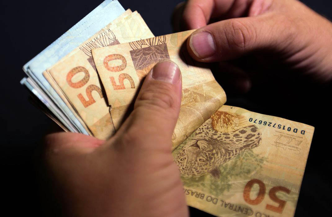 Governo aumenta para R$ 1.088 previsão para mínimo em 2021