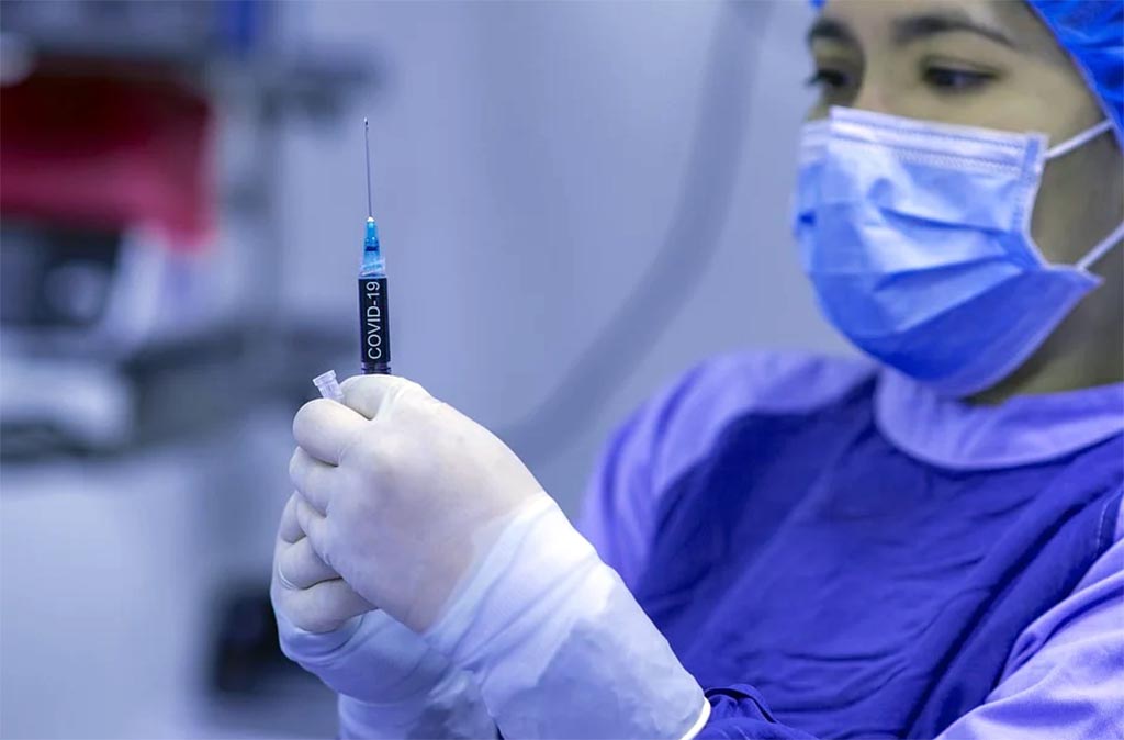 Profissional de saúde foi para UTI ao receber vacina da Pfizer