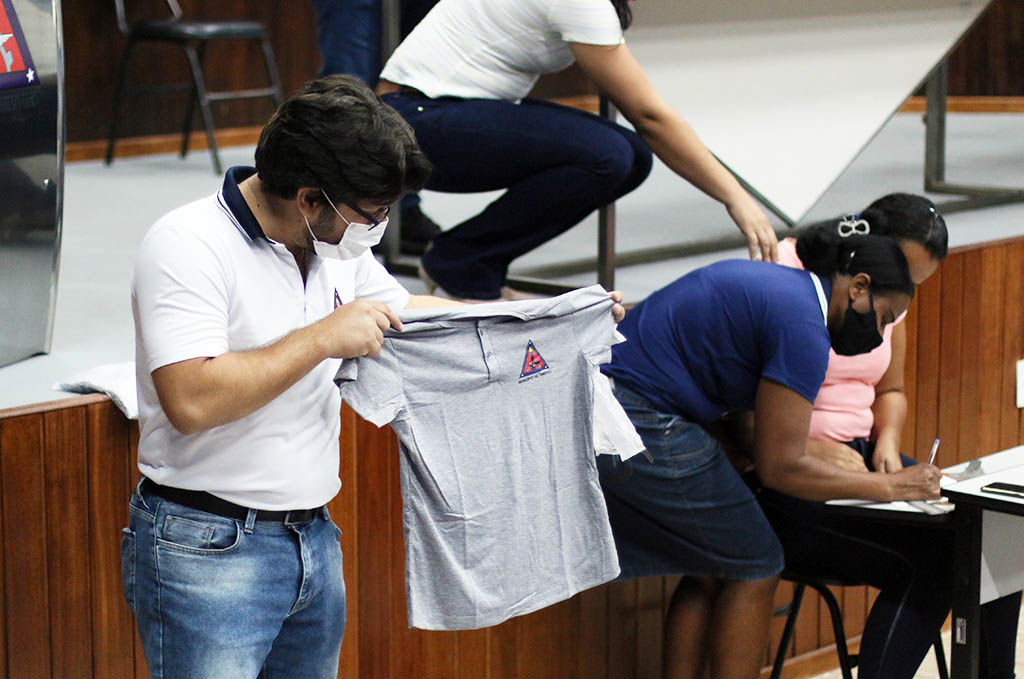 Prefeitura entrega uniformes para servidores públicos de Timóteo