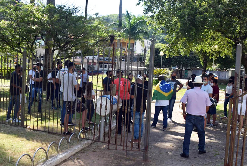 Representantes de salões e barbearias manifestam contra a onda roxa em Timóteo