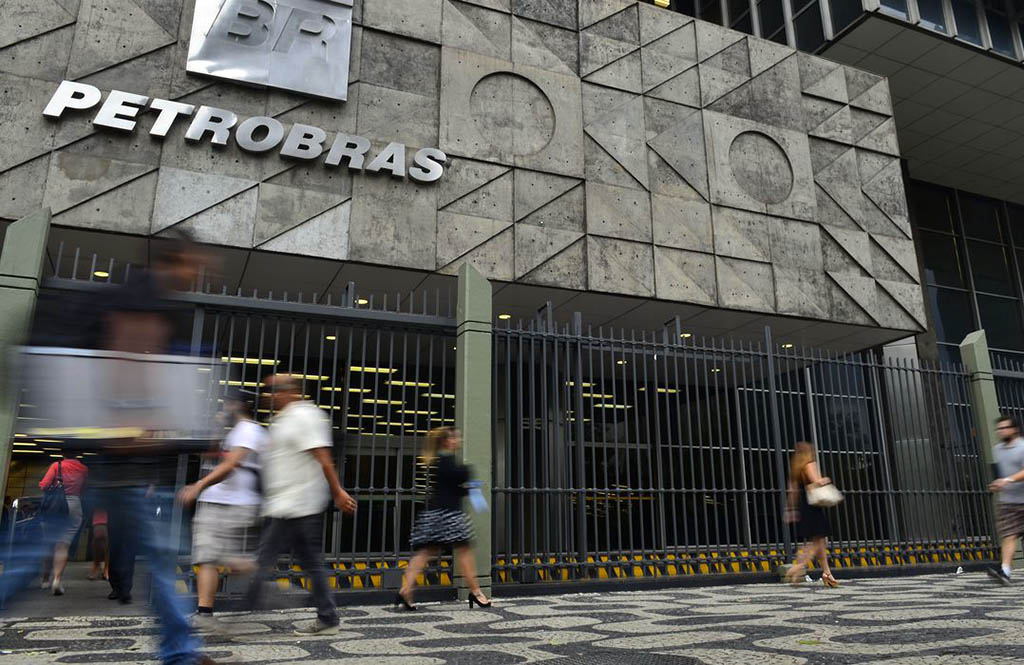 Petrobras anuncia redução do preço da gasolina nas refinarias