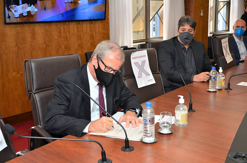 Usiminas formaliza compromisso com o MPMG