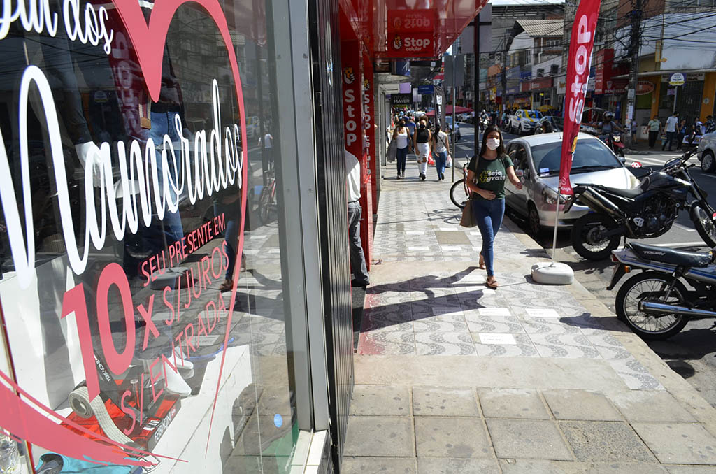 Comércio funciona até mais tarde neste Dia dos Namorados
