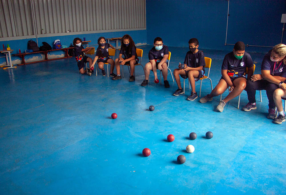 Projeto de bocha paralímpica beneficia crianças com necessidades especiais em Ipatinga