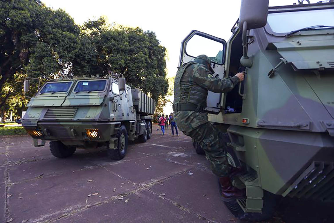 Marinha faz desfile com carros blindados na Esplanada dos Ministérios