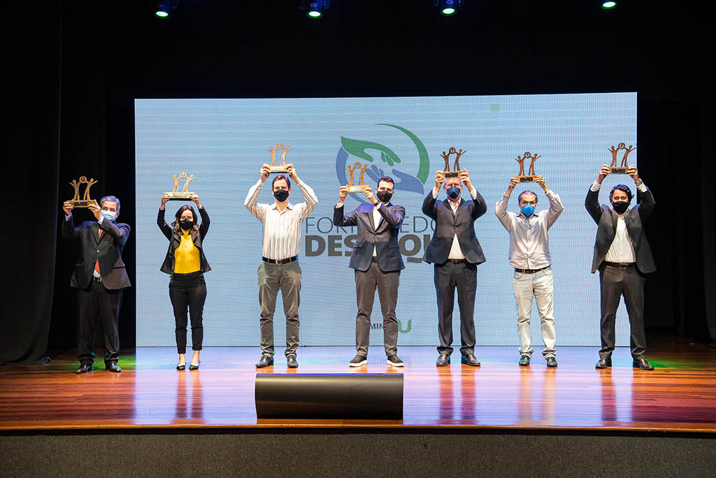 Usiminas premia fornecedores