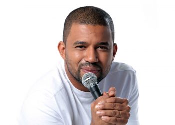 Comédia stand-up com Thiago Carmona nesta quinta-feira (28)