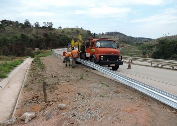 Nova sinalização da BR-381 traz defensas metálicas para pistas 