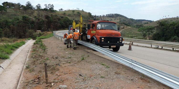 Nova sinalização da BR-381 traz defensas metálicas para pistas 