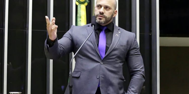 Ministro Alexandre de Moraes revoga prisão do deputado Daniel Silveira