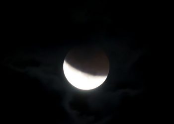Eclipse lunar mais longo do século ocorre neste mês; Saiba como ver