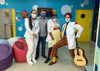 Humanização: HMC recebe visita dos palhaços profissionais do Instituto HaHaHa