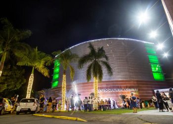 Luzes de Natal iluminam fachada do Centro Cultural Usiminas