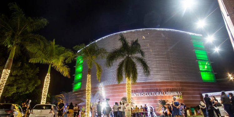 Luzes de Natal iluminam fachada do Centro Cultural Usiminas