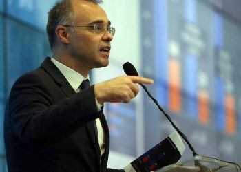 André Mendonça assume cadeira de ministro no STF