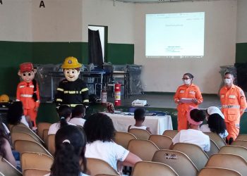 Bombeiros nas Escolas é sucesso entre comunidade escolar de Timóteo