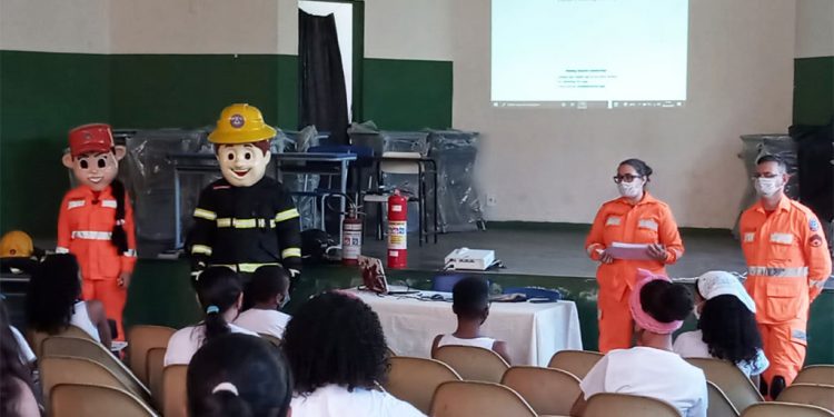 Bombeiros nas Escolas é sucesso entre comunidade escolar de Timóteo