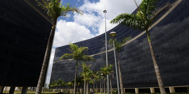 Minas paga 13º dos servidores em parcela única nesta quarta (15)