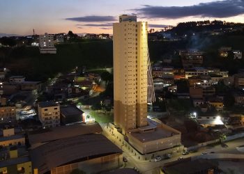 Natal Iluminado WR: construtora acende as maiores árvores de Natal do Leste de Minas