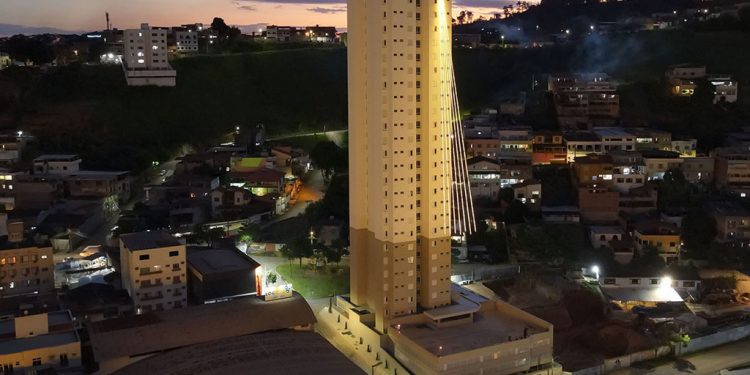 Natal Iluminado WR: construtora acende as maiores árvores de Natal do Leste de Minas