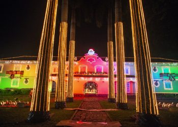 Decoração natalina do prédio histórico da Fundação Aperam é inaugurado