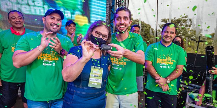Servidora aposentada ganha Peugeot do programa Nota Premiada de Ipatinga