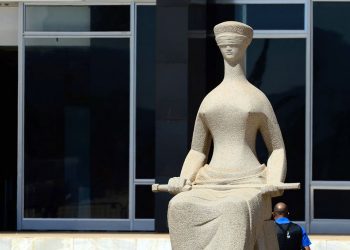 STF suspende julgamento que proíbe demissão de não vacinados