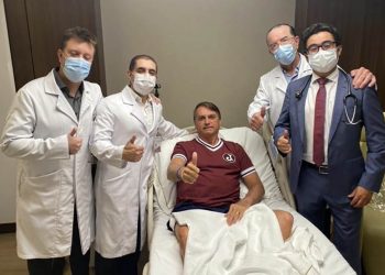 Após alta médica, Bolsonaro diz que querem “politizar a tentativa de homicídio”