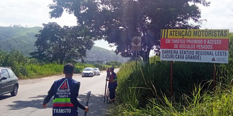 Timóteo instala mais uma barreira para o tráfego pesado no Bairro Limoeiro