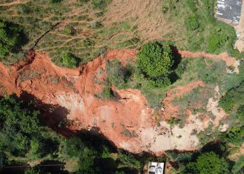 Prefeitura presta assistência a famílias atingidas por deslizamento de encosta no Industrial
