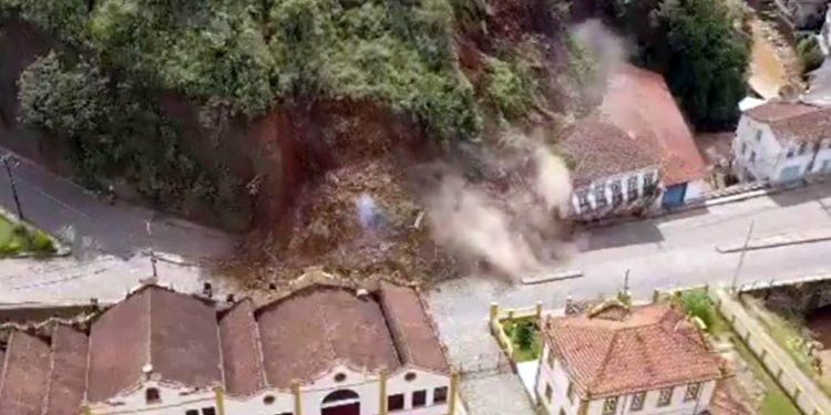 Deslizamento de terra destrói casarão histórico em Ouro Preto