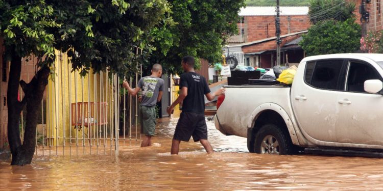 Famílias afetadas pelas chuvas em Timóteo recebem doações