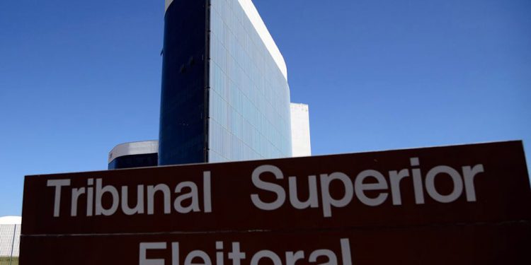 TSE estuda exigir passaporte da vacina para votar nas Eleições 2022