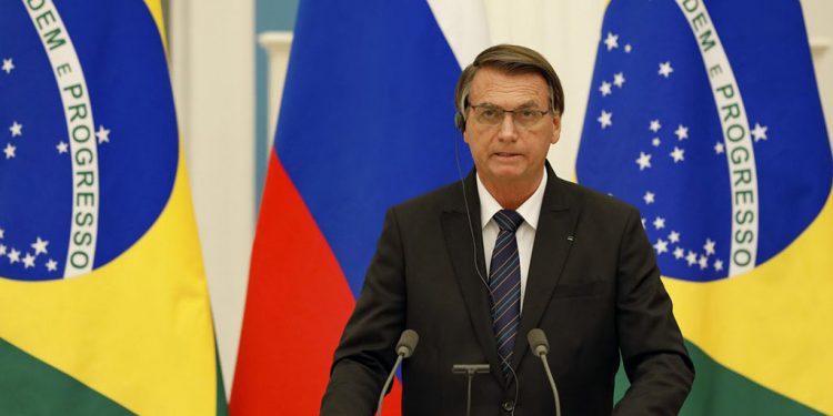 Bolsonaro anuncia que sobrevoará Petrópolis na sexta-feira