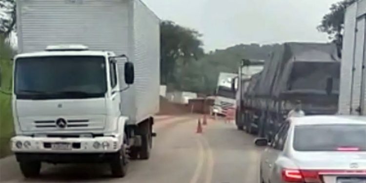 Dnit restabelece tráfego de veículos no km 321 da BR-381 em Nova Era
