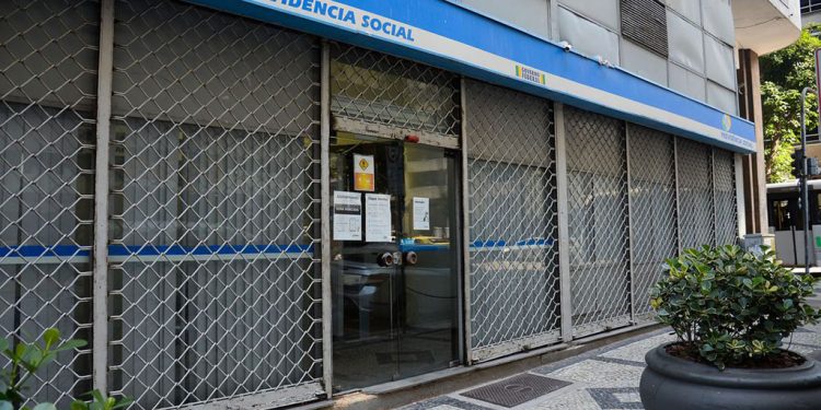 INSS começa a pagar com reajuste quem ganha mais de um salário mínimo