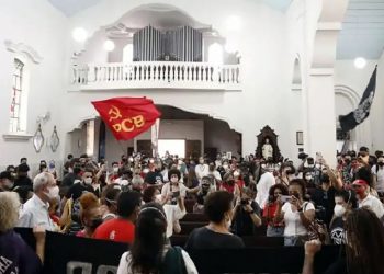 Bolsonaro pede apuração de invasão de igreja em Curitiba