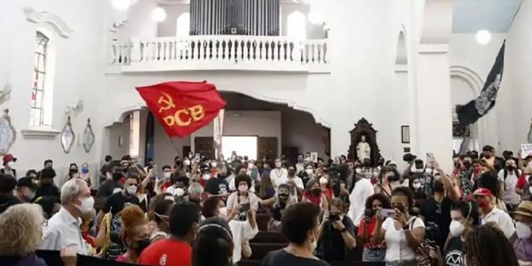 Bolsonaro pede apuração de invasão de igreja em Curitiba