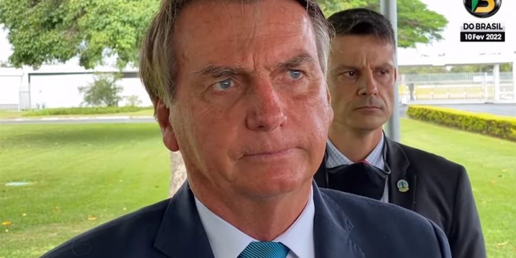 “Eu acredito em Deus e nos próximos dias vai acontecer algo que vai nos salvar no Brasil”, diz Bolsonaro