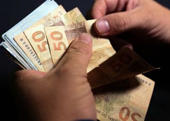 Beneficiários do INSS começam a receber adiantamento do 13º salário em abril