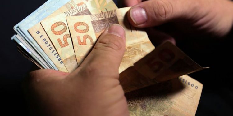 Beneficiários do INSS começam a receber adiantamento do 13º salário em abril
